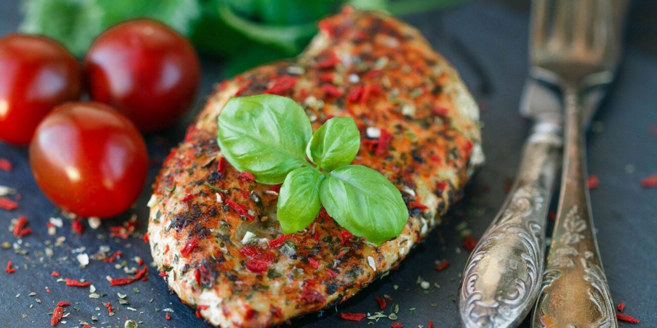 petto di pollo con pomodorini e basilico