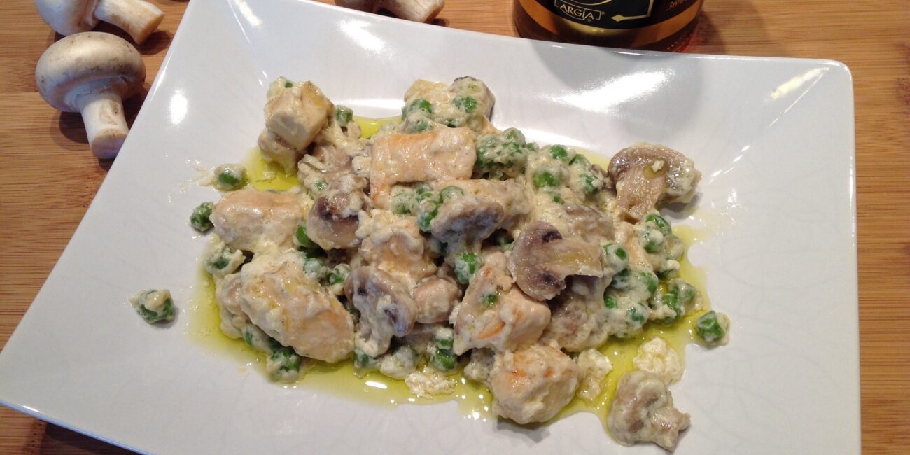 pollo al brandy con panna funghi e piselli