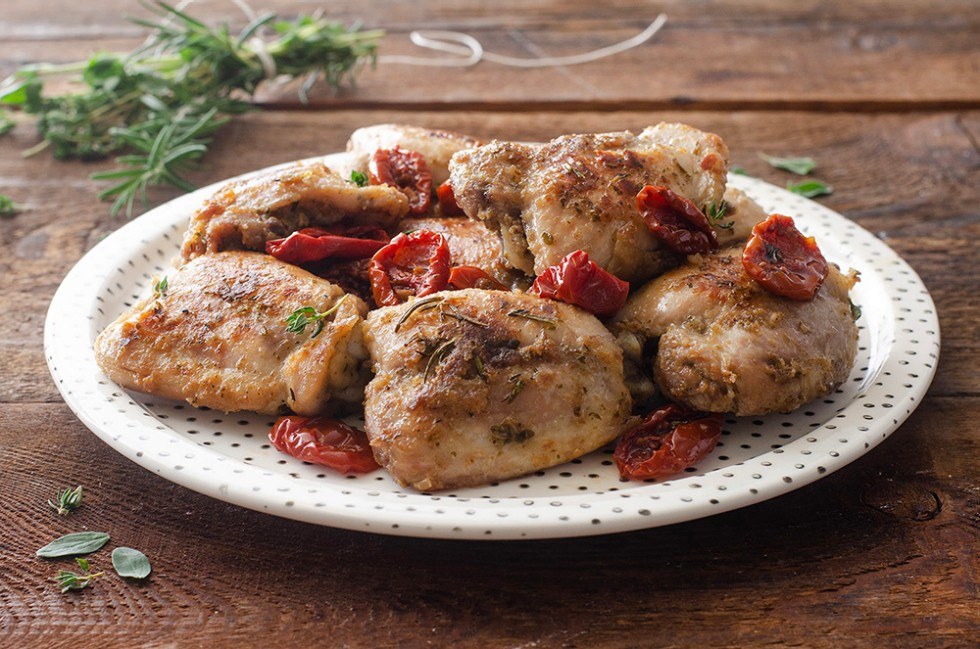 pollo alle erbe con pomodorini secchi