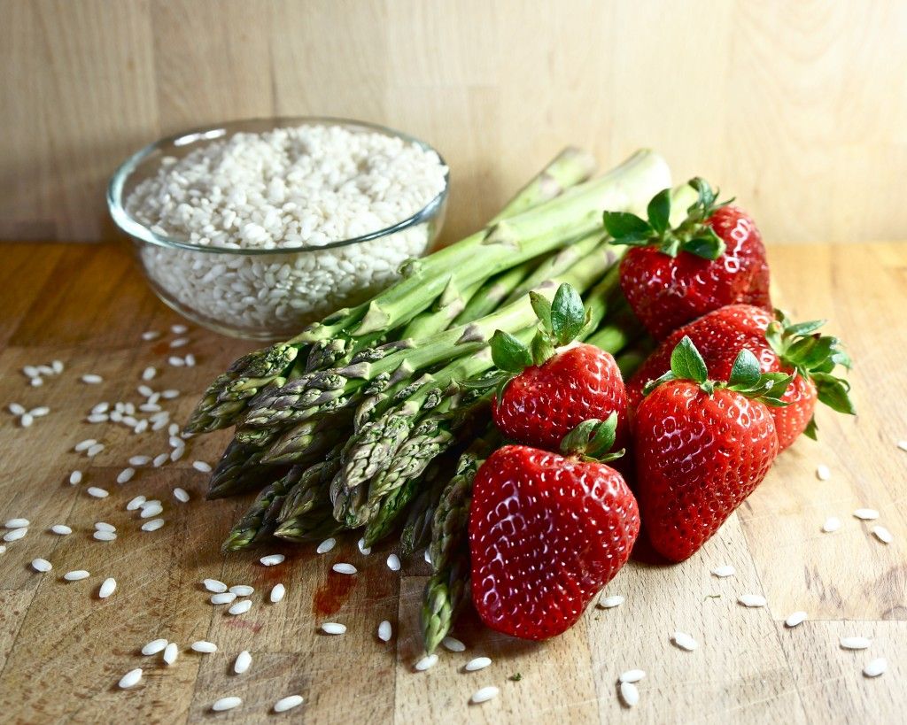 risotto con asparagi e fragole 1024x819 1