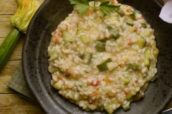 risotto con zucchine fiori di zucca e peperoni