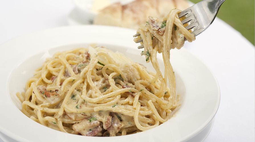 Spaghetti alla carbonara con frutti di mare