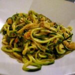 spaghetti di zucchine con crema di peperoni e tofu