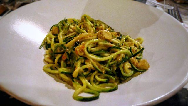 spaghetti di zucchine con crema di peperoni e tofu