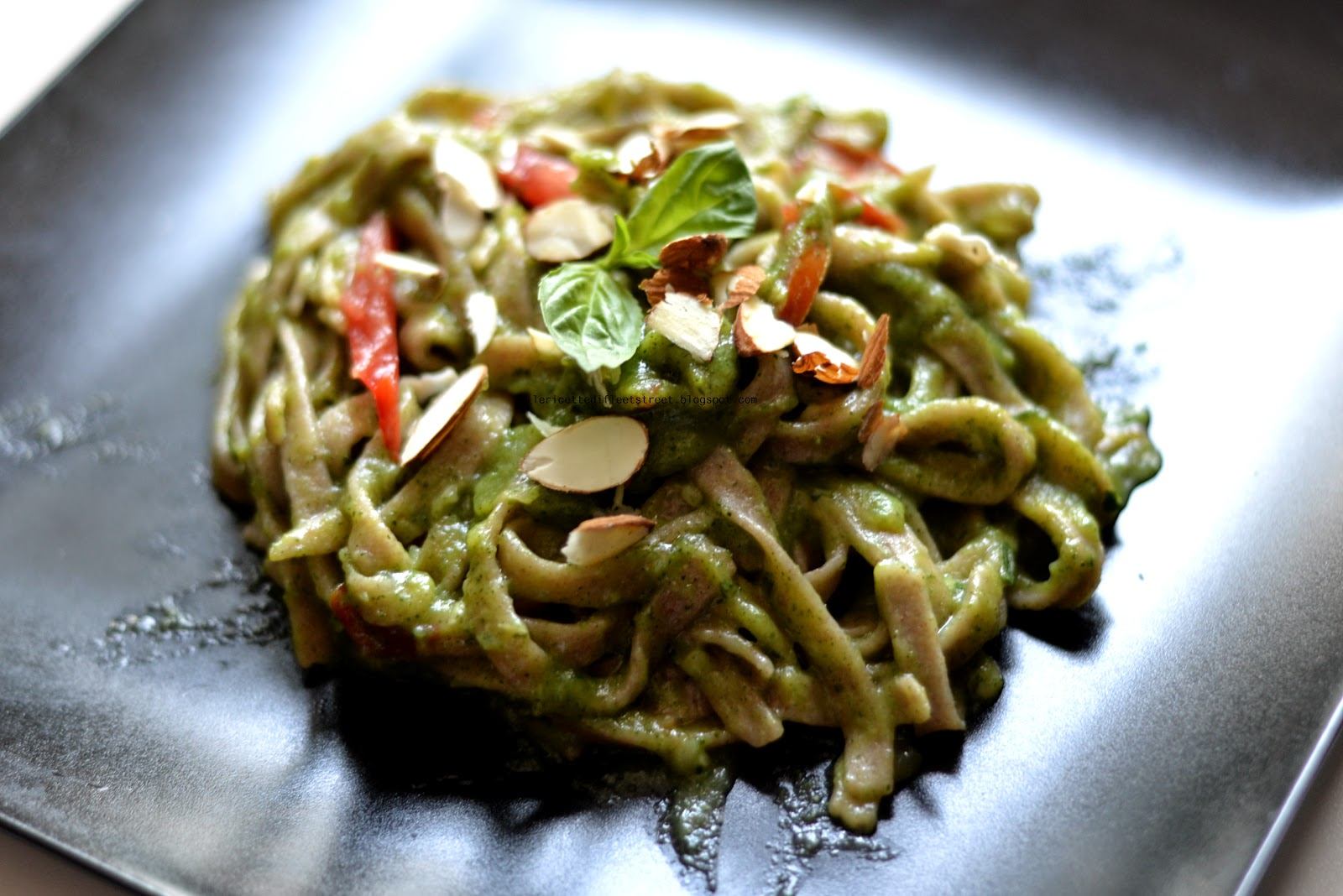 tagliatelle al grano saraceno con pesto di zucchine pomodorini e mandorle in scaglie