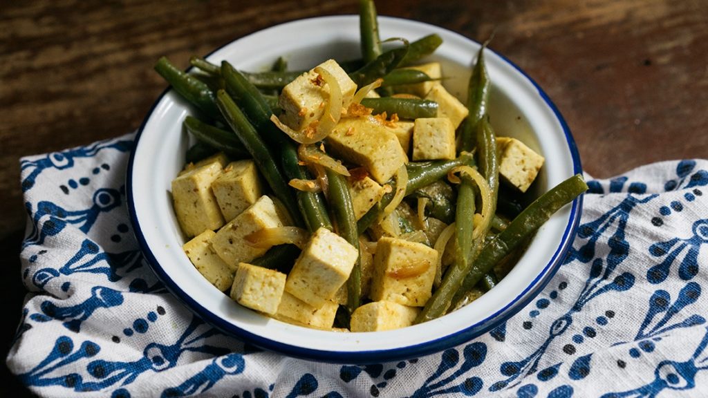 tofu al curry con fagiolini