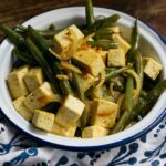 tofu al curry con fagiolini