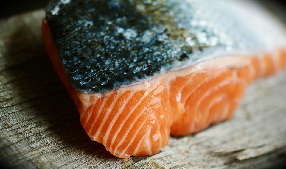 salmone con aglio e rosmarino