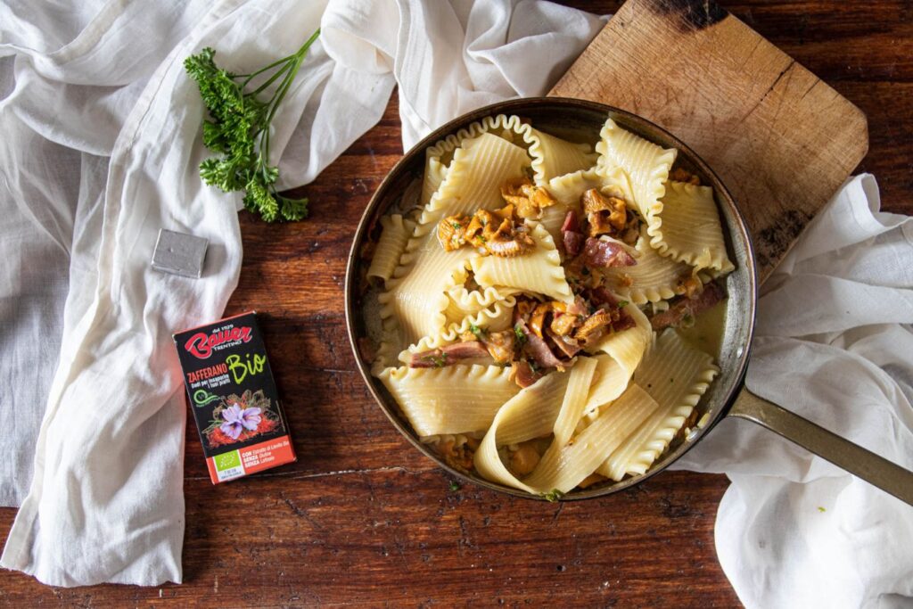 Pasta con speck finferli e Dado allo Zafferano Bio Bauer