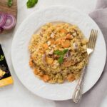 Bulgur allo zenzero con cipolla, gamberetti, briciole croccanti e Dado allo Zenzero Bio Bauer