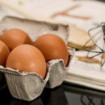Come montare uova e zucchero alla perfezione: forchetta, fruste elettriche, planetaria, Bimby o frullatore?