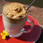Dalgona coffee: origine, ricetta e cosa sapere del cappuccino sottosopra