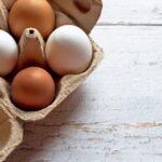 Uova bianche: perché le uova delle galline sono bianche? Cosa cambia tra le uova bianche e le uova marroni?
