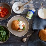 Burger al salmone con Panna Acida Meggle e spinacino