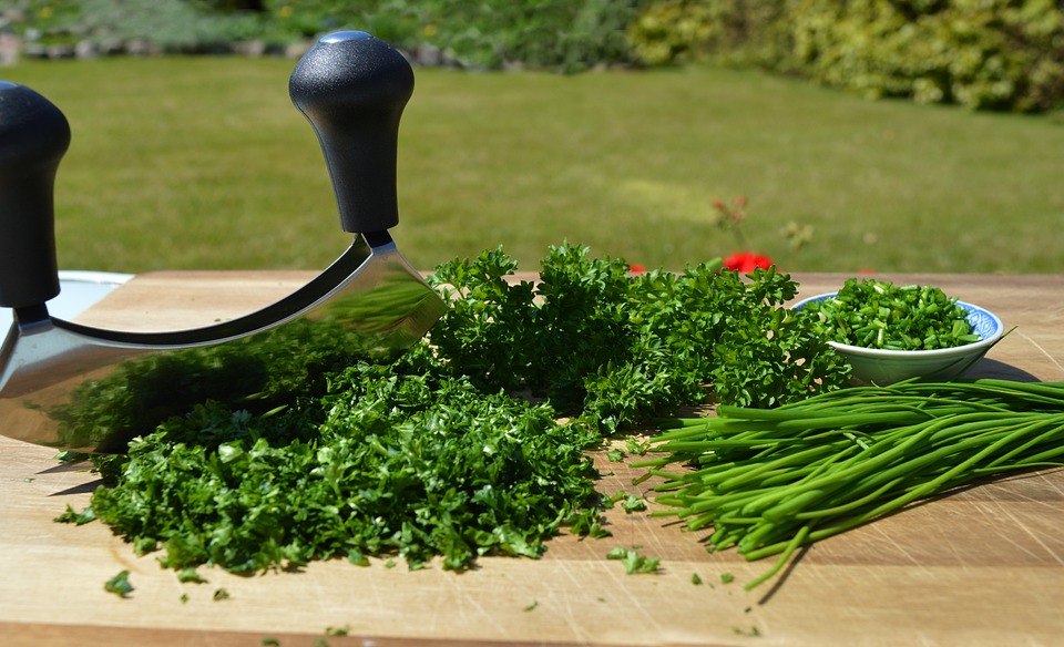 Mezzaluna da cucina: cosa tagliare, come si usa, quanto costa e come  trovare la migliore