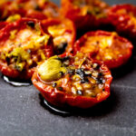 Come fare i pomodori confit in forno, in padella e al microonde: cosa sono, ricetta e come conservarli