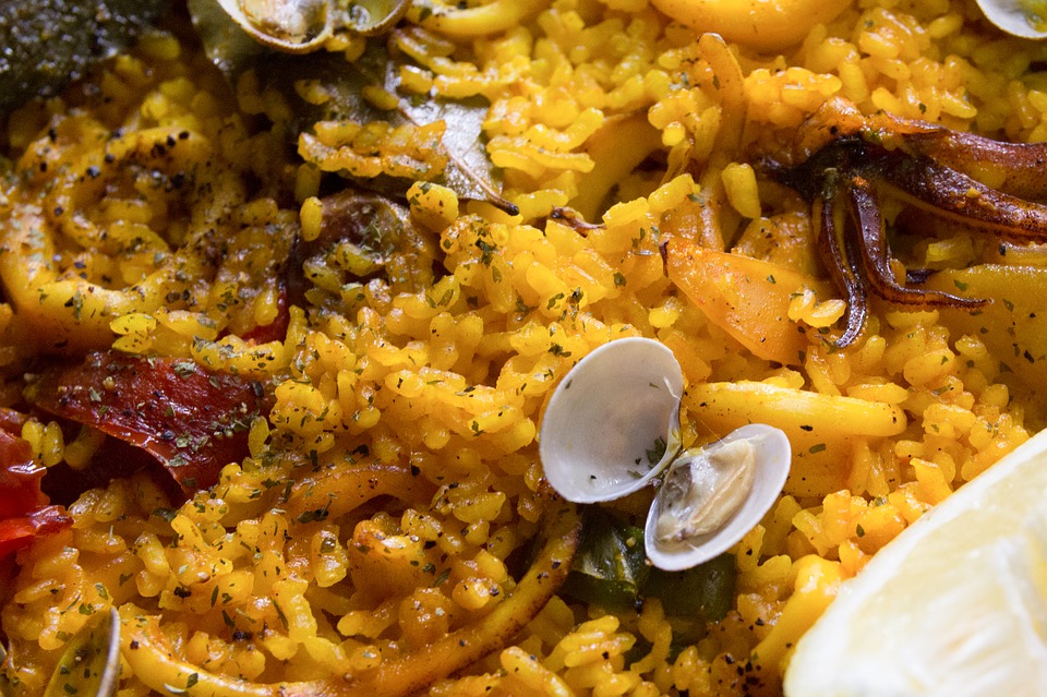 Qual è il miglior riso per paella? Il riso Bomba e come sostituirlo