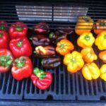 Come spellare i peperoni: crudi, fornello, griglia, forno, cannello, bollitura e microonde