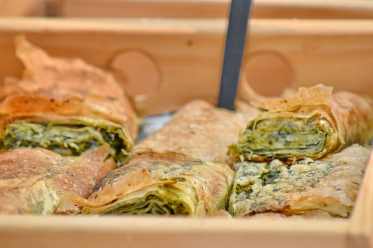 torta salata di pasta fillo con ricotta e spinaci