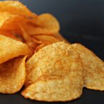 Cosa succede a mangiare troppe patatine in busta? Calorie, rischi e cosa sapere