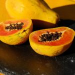 Papaya: come si mangia? A cosa fa bene, che sapore ha, come si sbuccia e come mangiare la papaya