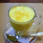 Golden milk: proprietà, benefici, ricetta originale e come prepararlo senza pasta di curcuma