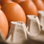 Quanto pesa un uovo? Come si fa pesare e come regolarsi