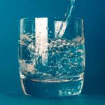 Bere acqua e sale al mattino: quali sono i benefi del bere acqua salata appena svegli?