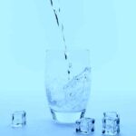 Acqua ghiacciata: bere acqua molto fredda fa male?