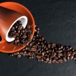 È giusto bere caffè appena svegli? Scopri gli effetti